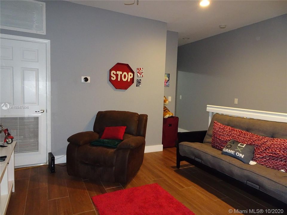 Recently Sold: $230,000 (2 beds, 2 baths, 1424 Square Feet)