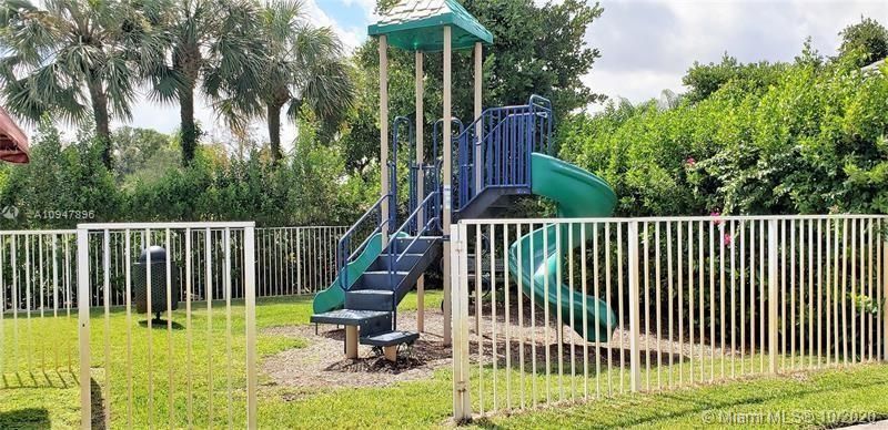 Recently Sold: $230,000 (2 beds, 2 baths, 1424 Square Feet)