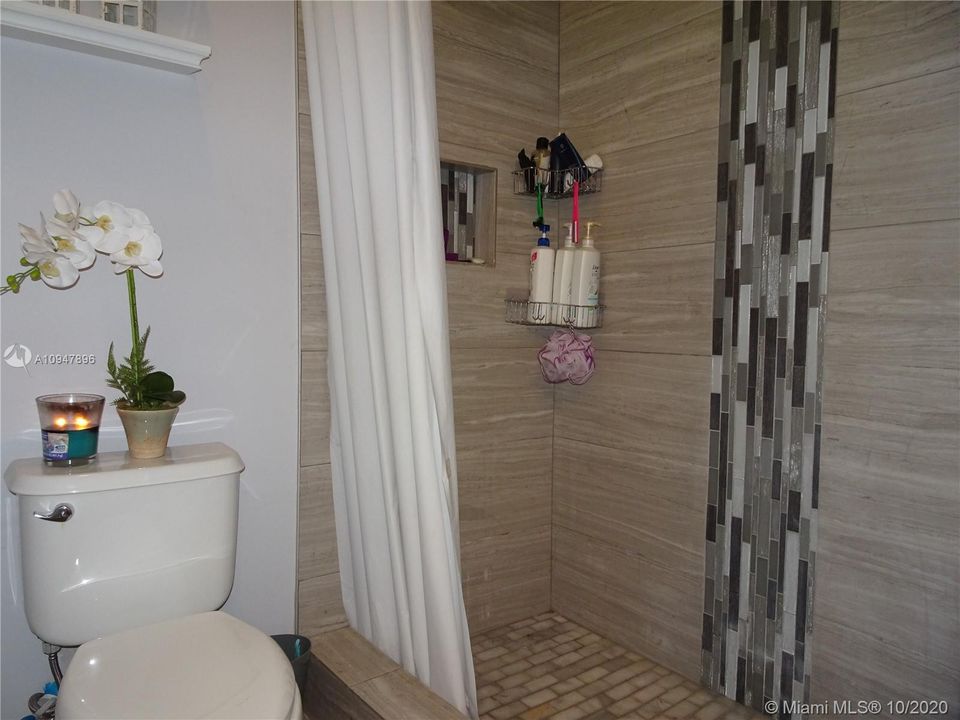 Recently Sold: $230,000 (2 beds, 2 baths, 1424 Square Feet)