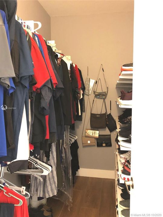 Recently Sold: $230,000 (2 beds, 2 baths, 1424 Square Feet)