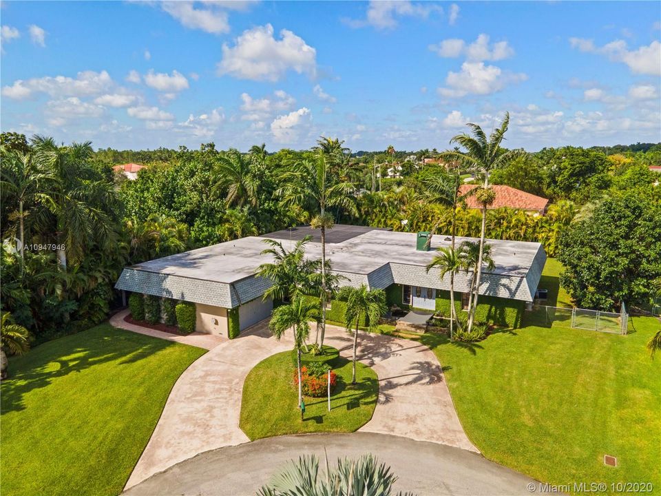 AERIAL VIEW OF PROPERTY ON A BUILDERS 1/2 ACRE W/ NEWER ROOF, SCREENED BACK POOL AREA, & PAVERED WALKWAYS. SOUTH FACING FRONTAGE.