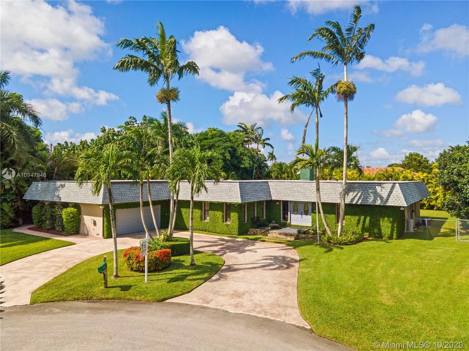 AMAZING FRONT VIEW OF THE PROPERTY. CIRCULAR DRIVEWAY, BEAUTIFULLY LANDSCAPED, PARTIALLY FENCED, SITTING ON A PRIVATE CUL DE SAC IN REDAVO. 5 BEDROOMS, 3.5 BATHS, & 2 CAR GARAGE W/ A POOL & SPA SITTING ON A BUILDERS 1/2 ACRE.