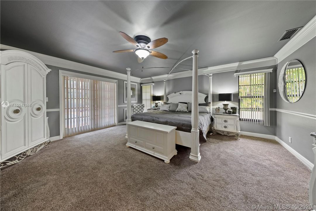 HUGE MAIN SUITE