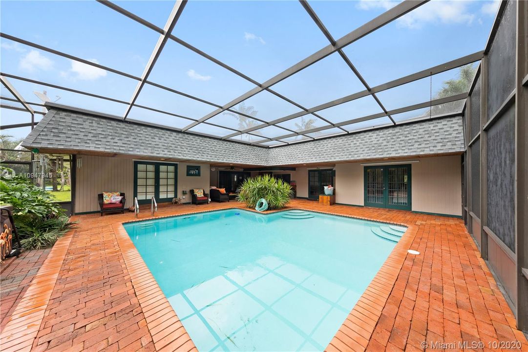 LARGE RESORT STYLE POOL & AN ADJACENT SPA W/ PAVERED POOL DECK, SUMMER KITCHEN, FRENCH DOORS LEADING INTO FAMILY ROOM, KITCHEN, MAIN SUITE, & GUEST BEDROOM.