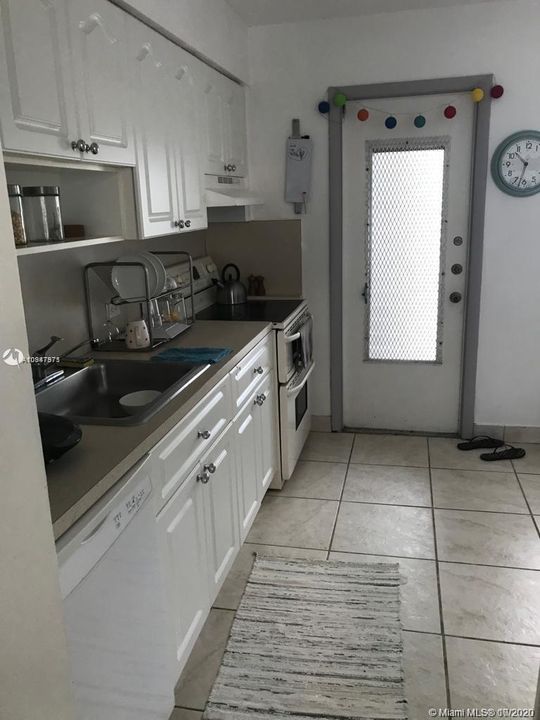 Recently Rented: $1,550 (1 beds, 1 baths, 960 Square Feet)