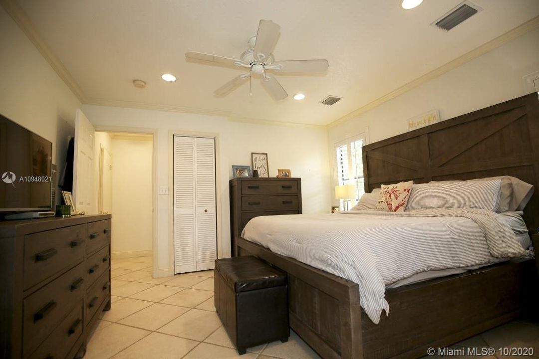 Recently Sold: $435,000 (3 beds, 4 baths, 1812 Square Feet)