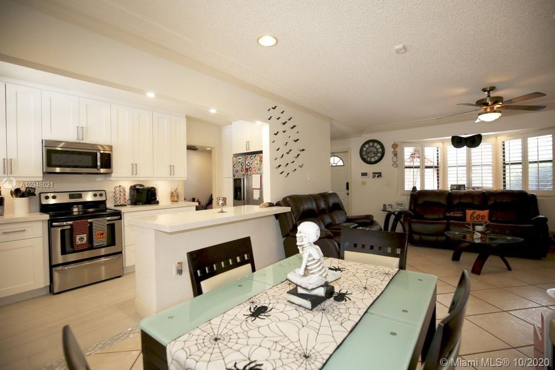 Recently Sold: $435,000 (3 beds, 4 baths, 1812 Square Feet)