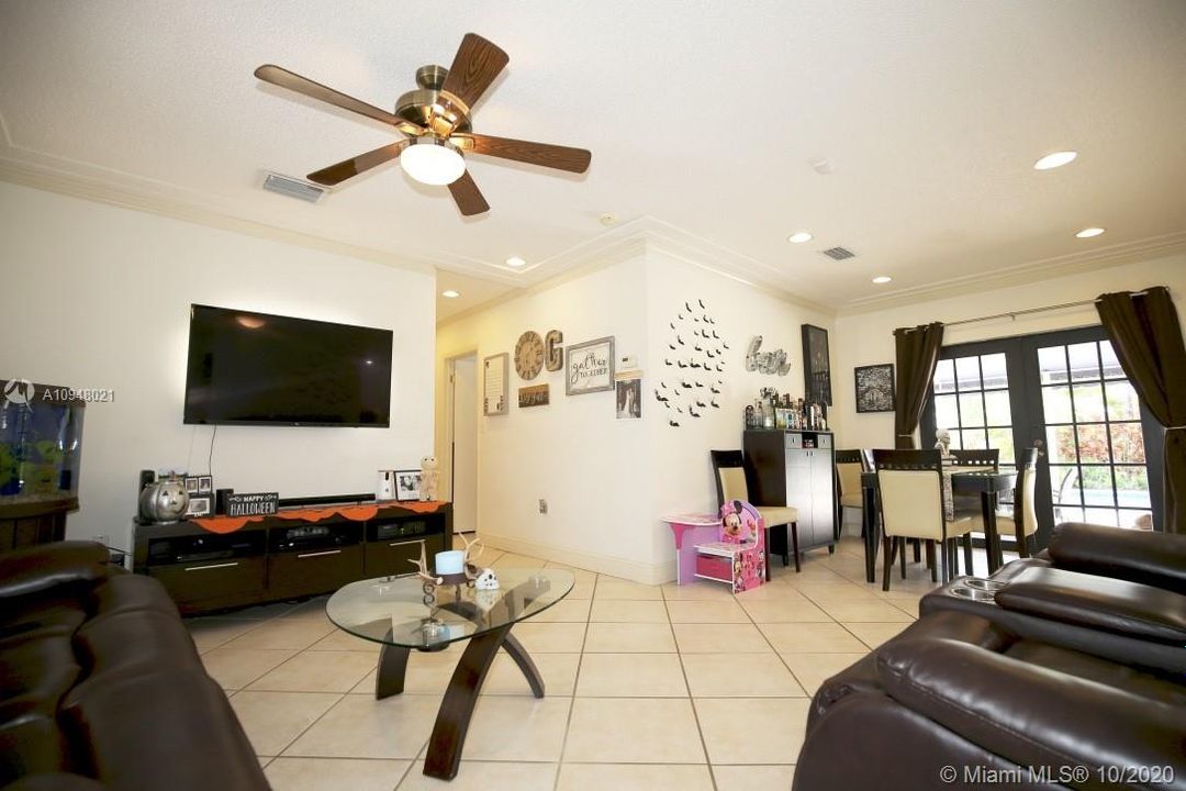 Recently Sold: $435,000 (3 beds, 4 baths, 1812 Square Feet)
