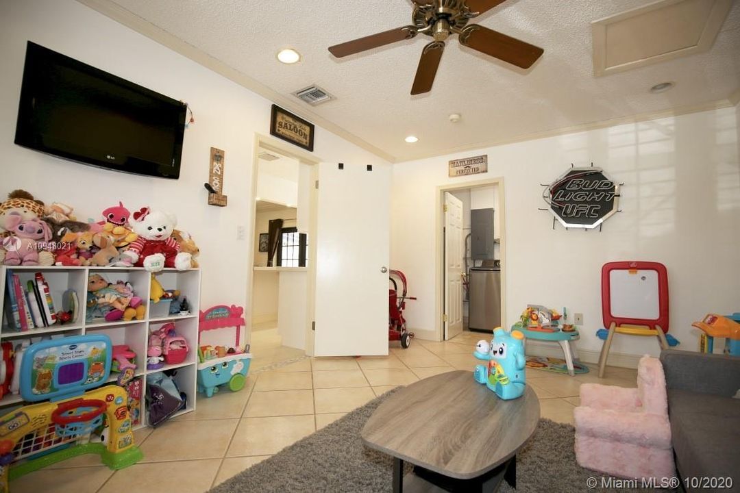 Recently Sold: $435,000 (3 beds, 4 baths, 1812 Square Feet)