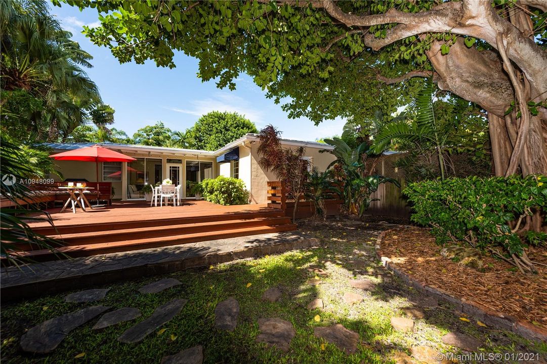 Recently Sold: $895,000 (3 beds, 3 baths, 1952 Square Feet)