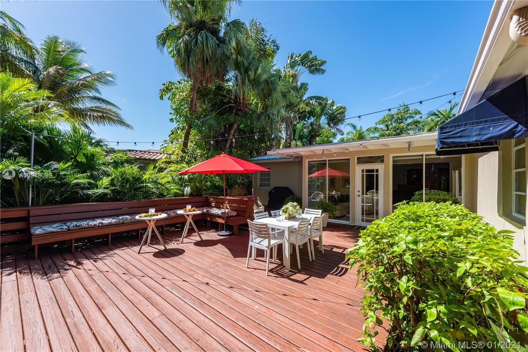 Recently Sold: $895,000 (3 beds, 3 baths, 1952 Square Feet)