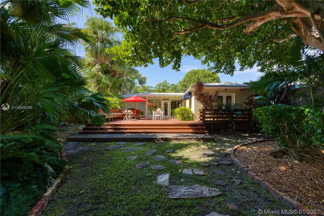 Recently Sold: $895,000 (3 beds, 3 baths, 1952 Square Feet)
