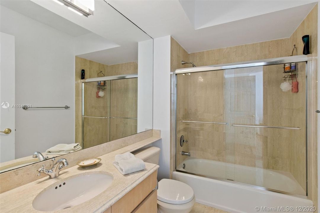 最近售出: $1,670,000 (3 贝兹, 3 浴室, 2210 平方英尺)