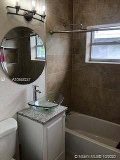 Недавно продано: $300,000 (4 спален, 2 ванн, 900 Квадратных фут)