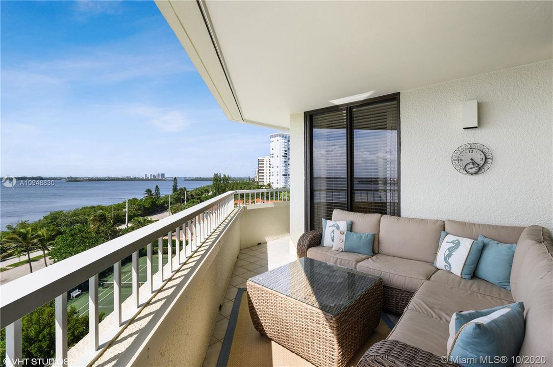 Recently Sold: $725,000 (2 beds, 2 baths, 1804 Square Feet)