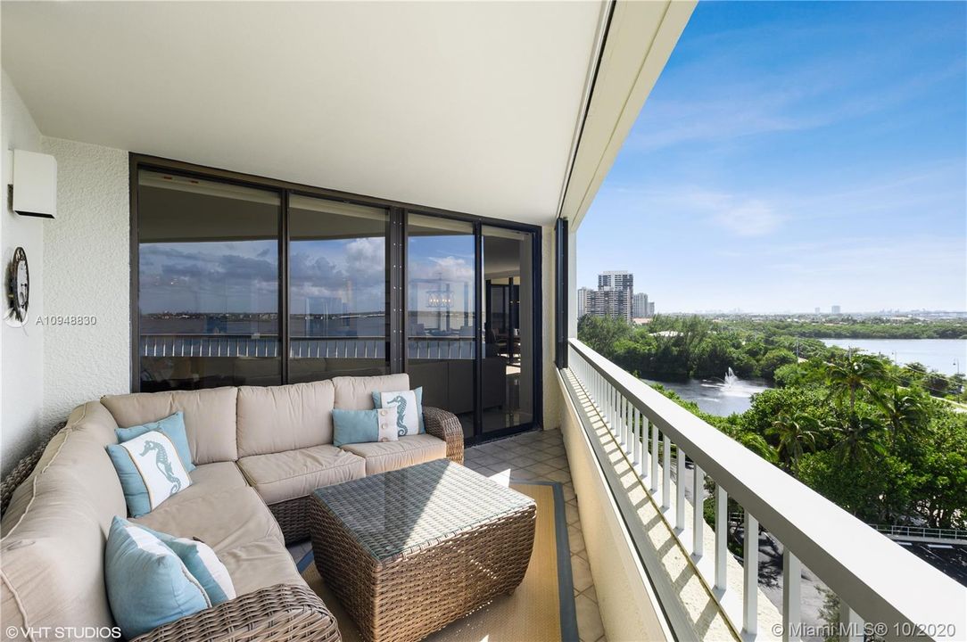 Recently Sold: $725,000 (2 beds, 2 baths, 1804 Square Feet)