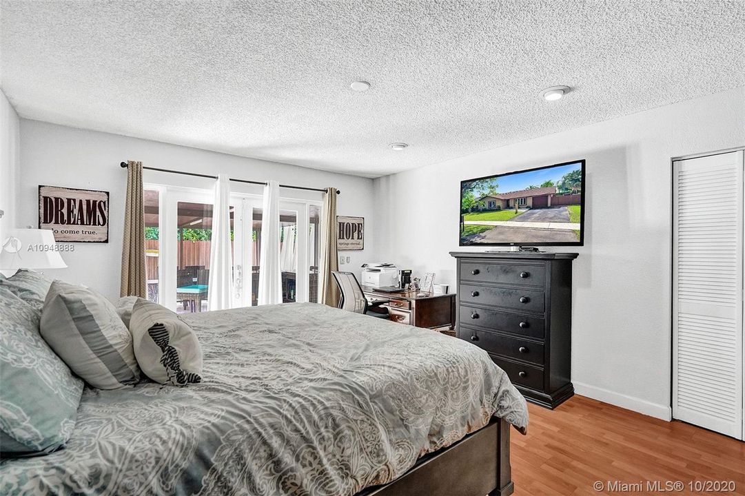 Recently Sold: $475,000 (3 beds, 2 baths, 1468 Square Feet)