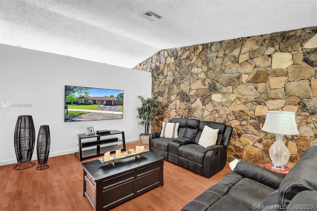 Recently Sold: $475,000 (3 beds, 2 baths, 1468 Square Feet)