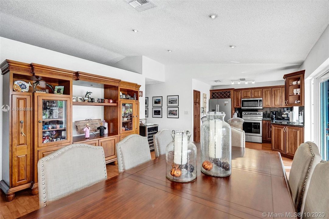 Recently Sold: $475,000 (3 beds, 2 baths, 1468 Square Feet)