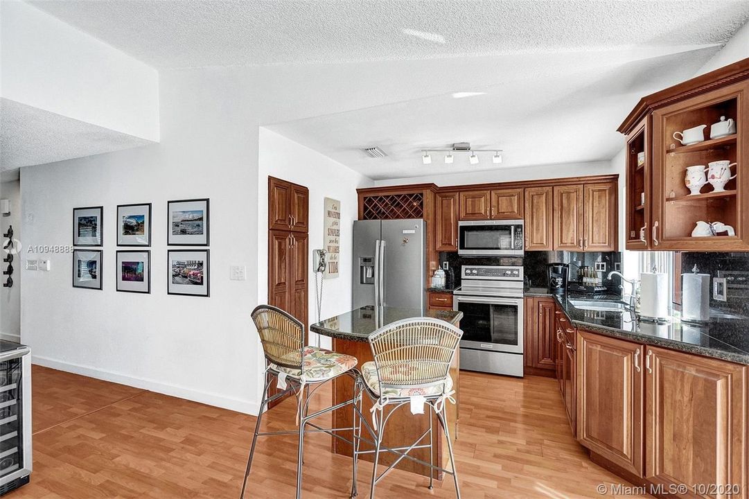 Recently Sold: $475,000 (3 beds, 2 baths, 1468 Square Feet)