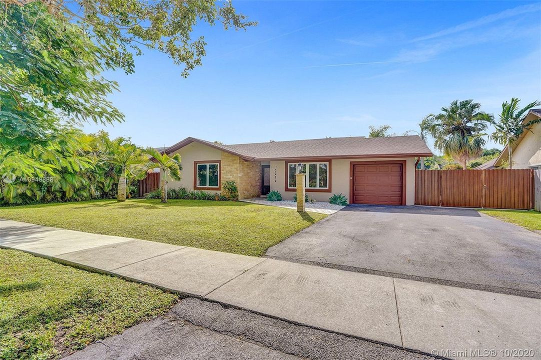 Recently Sold: $475,000 (3 beds, 2 baths, 1468 Square Feet)