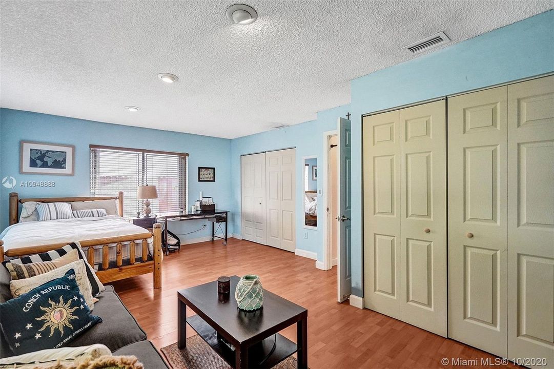 Recently Sold: $475,000 (3 beds, 2 baths, 1468 Square Feet)