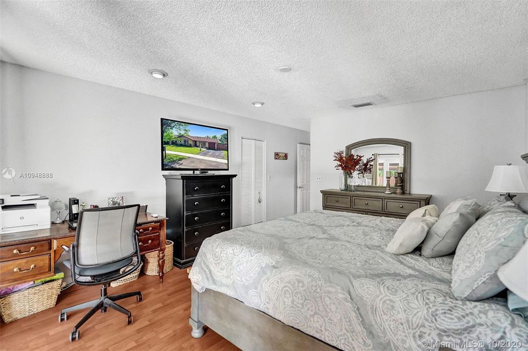 Recently Sold: $475,000 (3 beds, 2 baths, 1468 Square Feet)