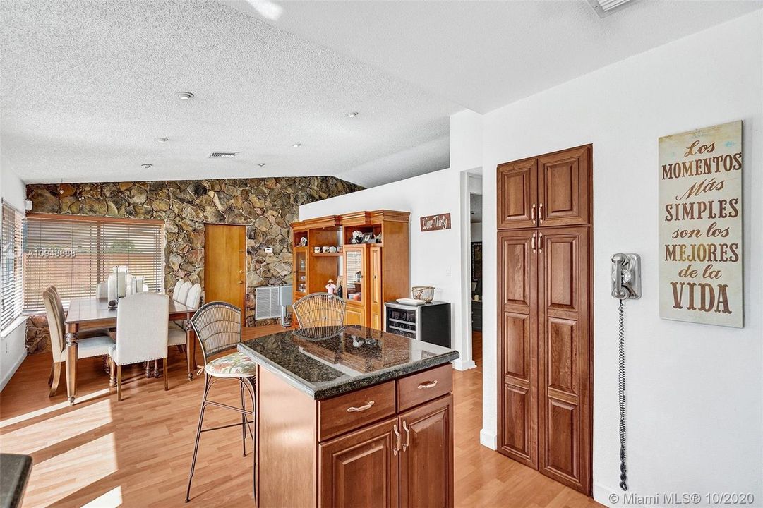 Recently Sold: $475,000 (3 beds, 2 baths, 1468 Square Feet)