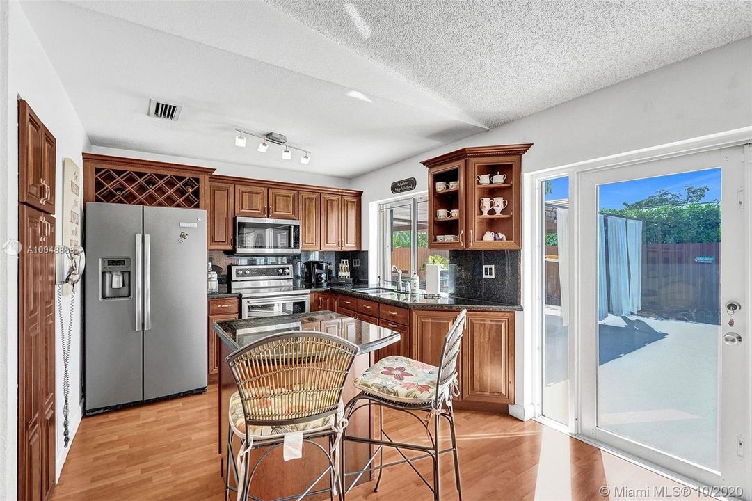 Recently Sold: $475,000 (3 beds, 2 baths, 1468 Square Feet)