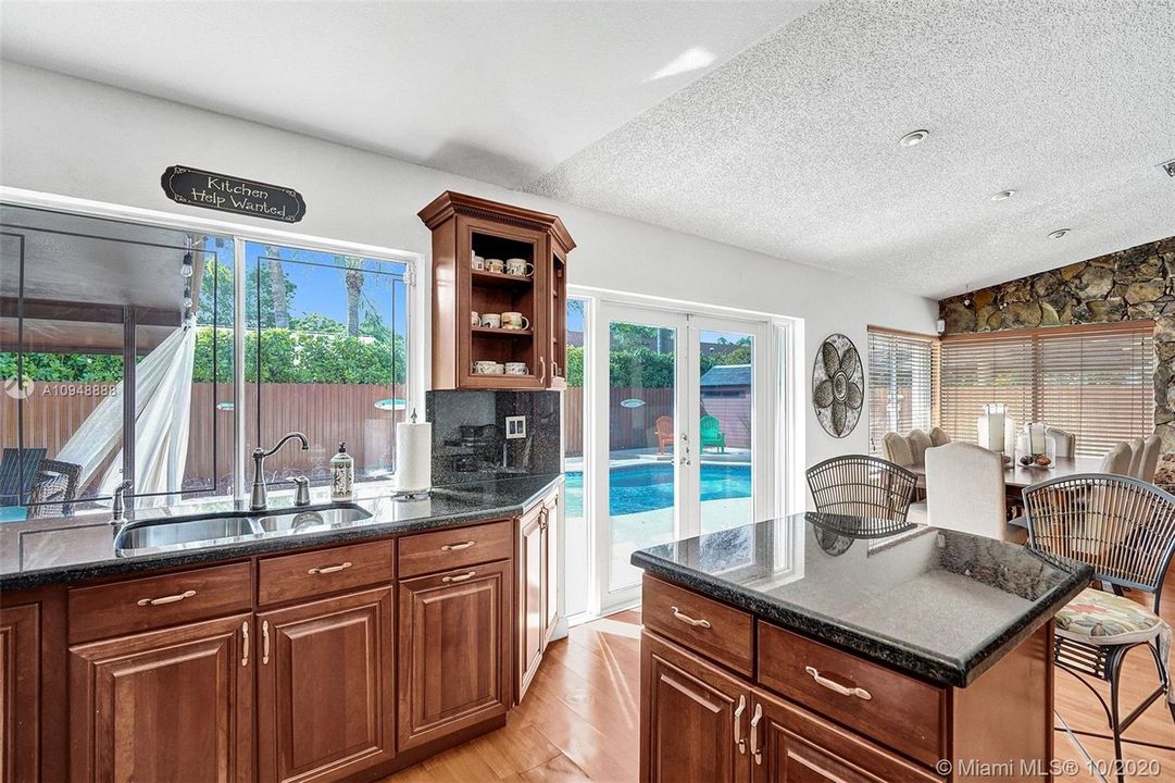 Recently Sold: $475,000 (3 beds, 2 baths, 1468 Square Feet)