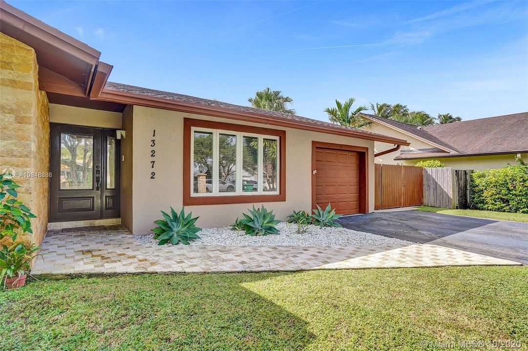 Recently Sold: $475,000 (3 beds, 2 baths, 1468 Square Feet)