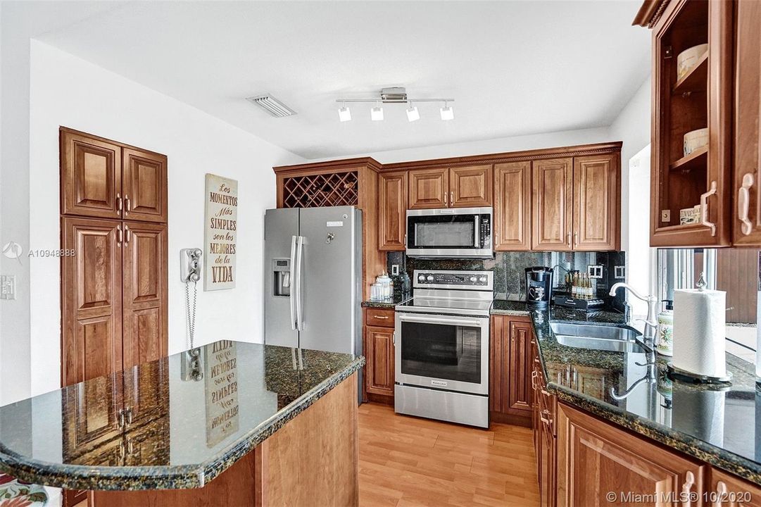 Recently Sold: $475,000 (3 beds, 2 baths, 1468 Square Feet)