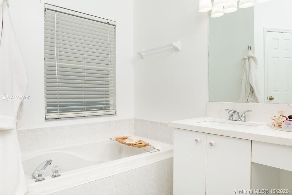 Vendido Recientemente: $255,900 (3 camas, 2 baños, 1826 Pies cuadrados)