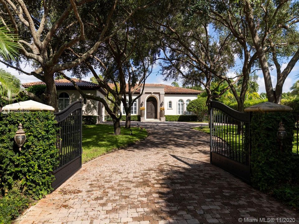 Recently Sold: $1,965,000 (6 beds, 5 baths, 4865 Square Feet)