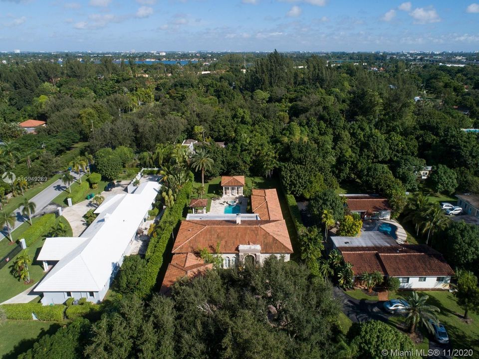 Recently Sold: $1,965,000 (6 beds, 5 baths, 4865 Square Feet)