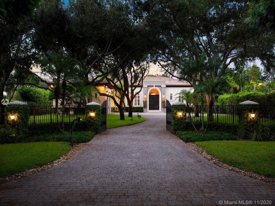 Recently Sold: $1,965,000 (6 beds, 5 baths, 4865 Square Feet)