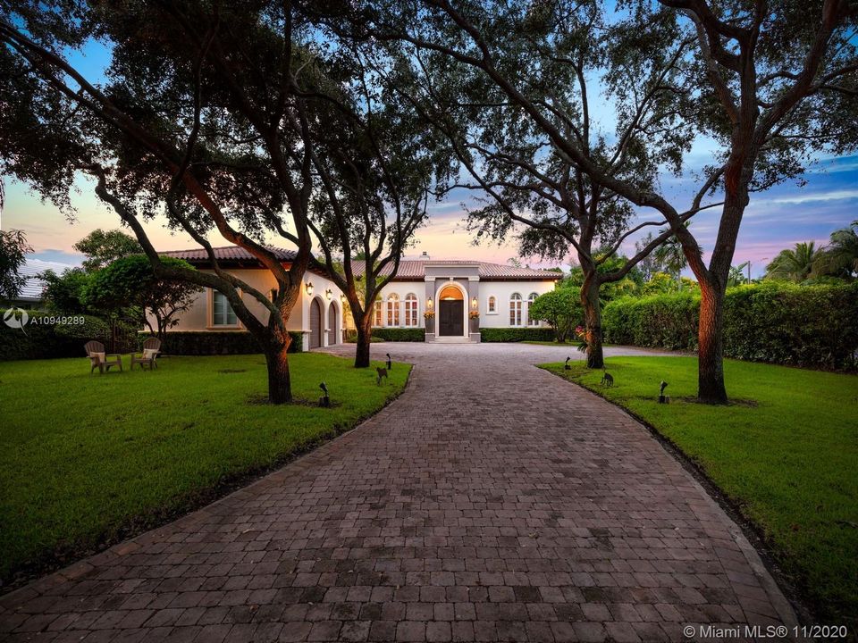 Recently Sold: $1,965,000 (6 beds, 5 baths, 4865 Square Feet)