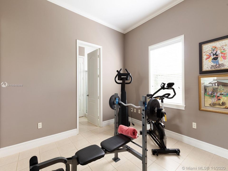 Recently Sold: $1,965,000 (6 beds, 5 baths, 4865 Square Feet)