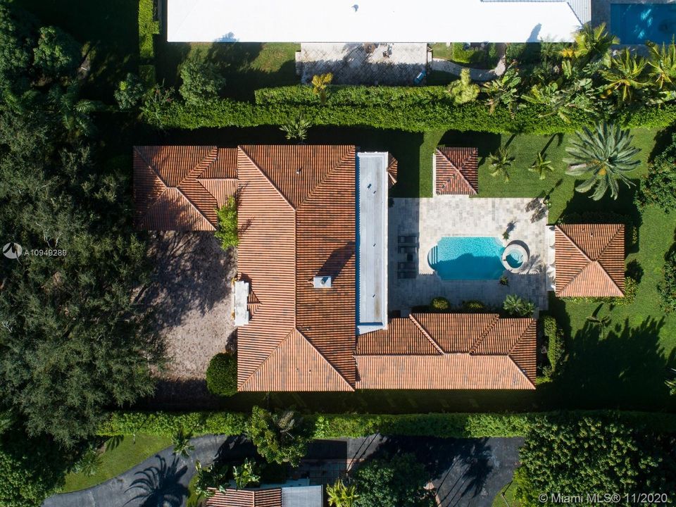 Recently Sold: $1,965,000 (6 beds, 5 baths, 4865 Square Feet)