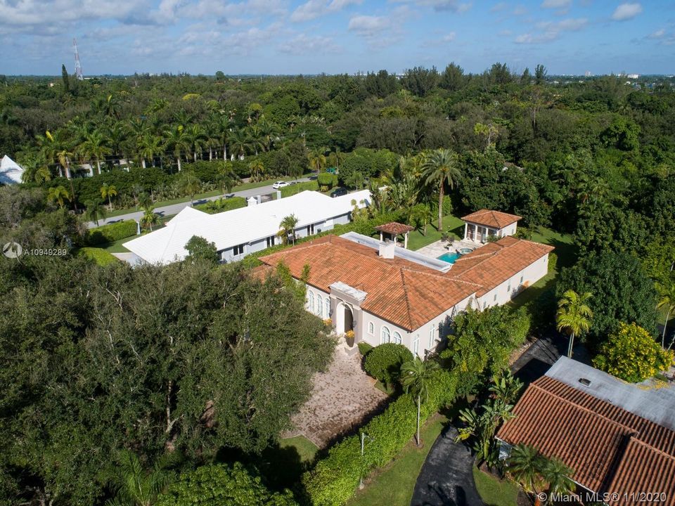 Recently Sold: $1,965,000 (6 beds, 5 baths, 4865 Square Feet)