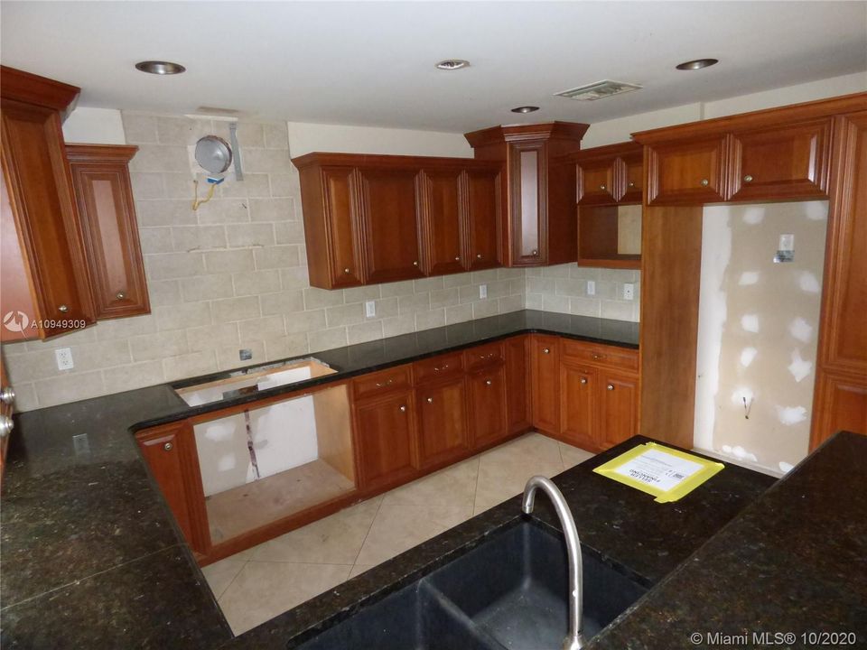 最近售出: $397,900 (3 贝兹, 3 浴室, 2608 平方英尺)