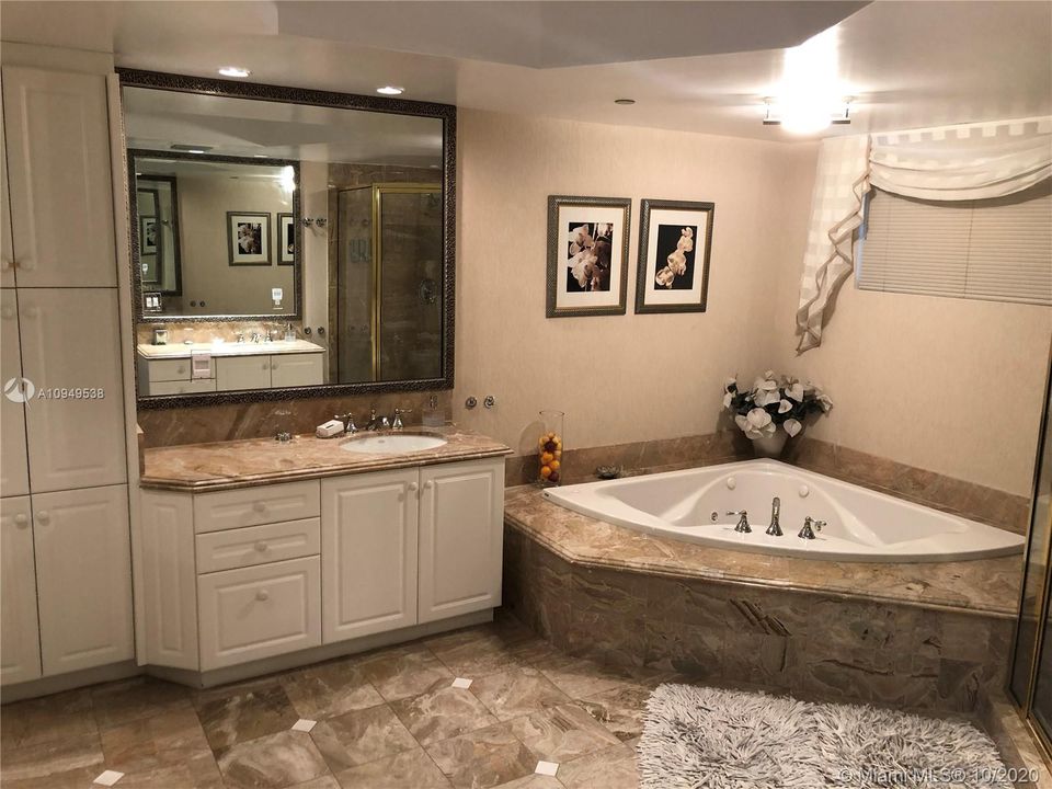 Recently Rented: $13,000 (3 beds, 3 baths, 2790 Square Feet)