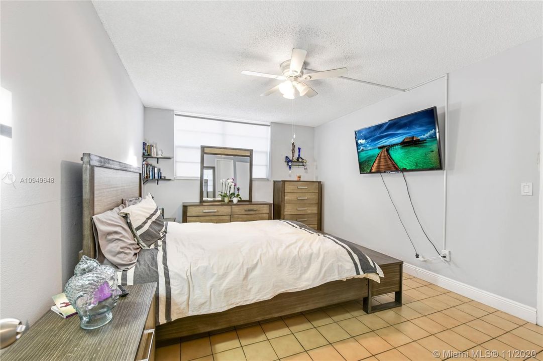 Recently Sold: $134,900 (1 beds, 1 baths, 696 Square Feet)