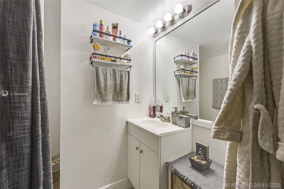 Recently Sold: $134,900 (1 beds, 1 baths, 696 Square Feet)