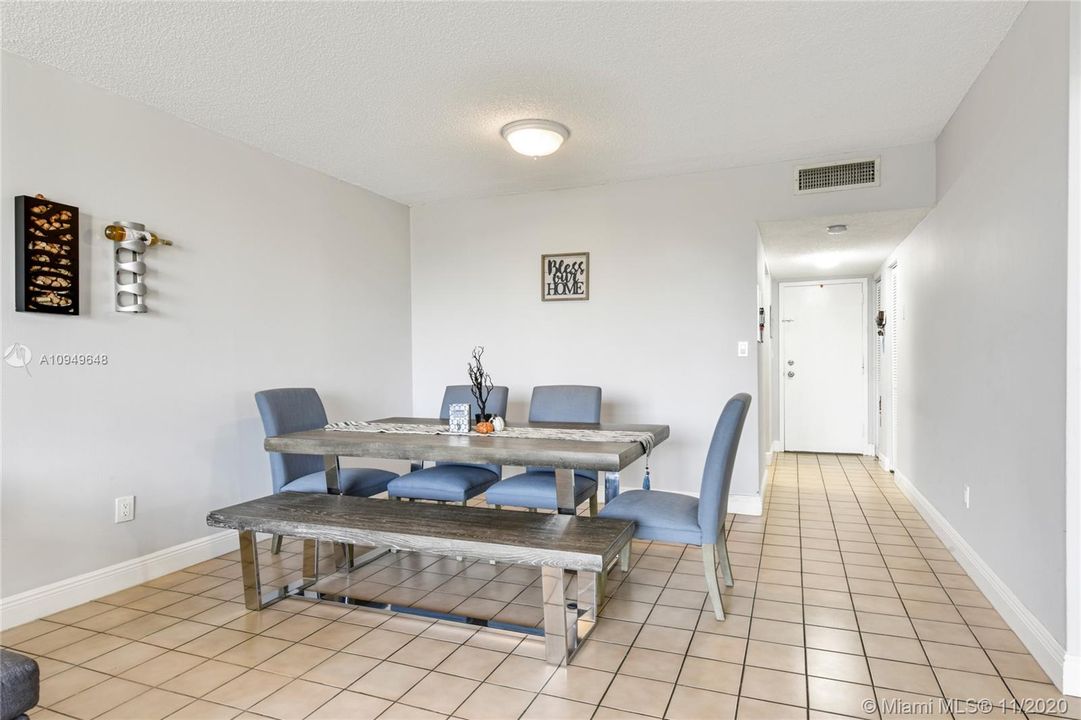 Recently Sold: $134,900 (1 beds, 1 baths, 696 Square Feet)