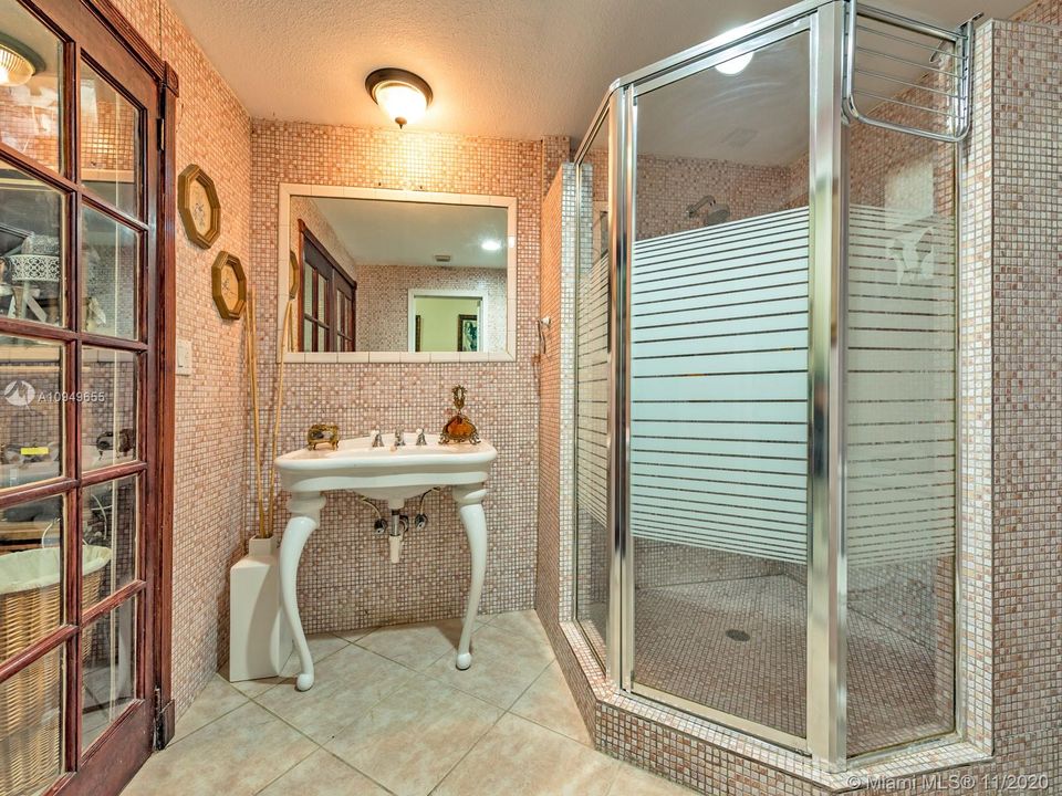 最近售出: $990,000 (2 贝兹, 4 浴室, 2405 平方英尺)