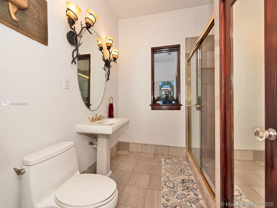 最近售出: $990,000 (2 贝兹, 4 浴室, 2405 平方英尺)