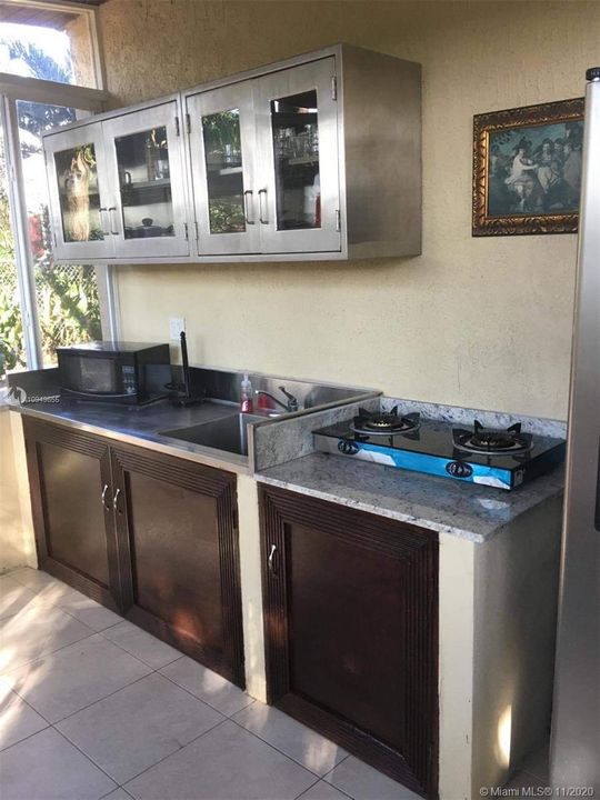 Recently Sold: $990,000 (2 beds, 4 baths, 2405 Square Feet)