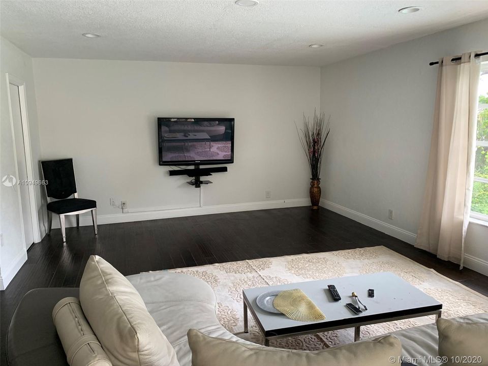 Recientemente alquilado: $3,400 (5 camas, 2 baños, 2467 Pies cuadrados)