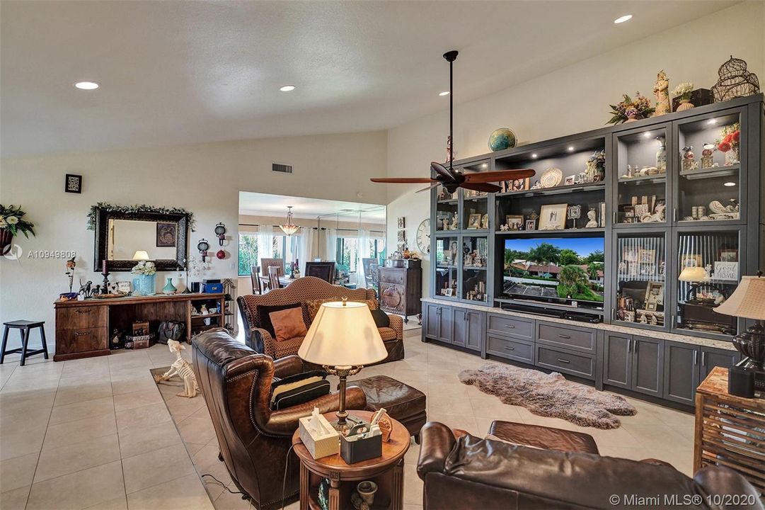 Recently Sold: $293,999 (2 beds, 2 baths, 1698 Square Feet)